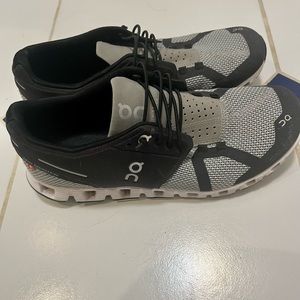 Mens On Cloud size 7.5 running shoes